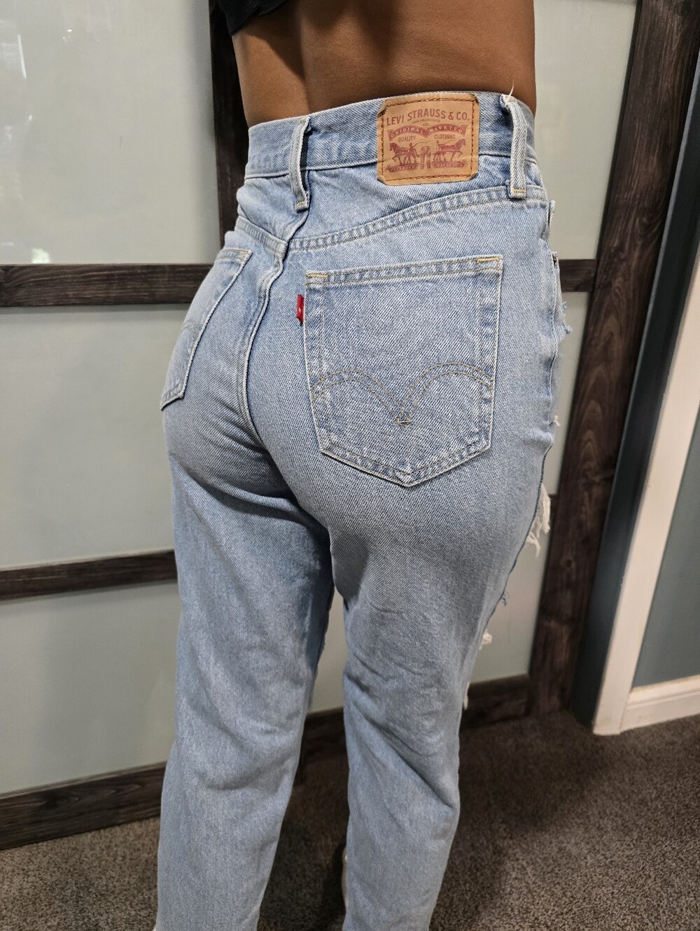 Levi's Womens High Waisted Mom Jeans Size 25 Light Wash Coomtton  Denim